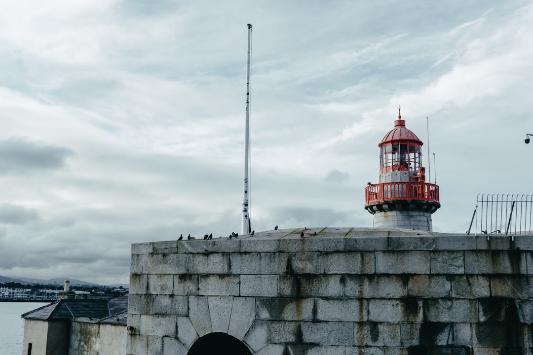 アイルランドのダン・ローリー・イースト灯台を発見する - Glasthule | Secret World Trip Planner