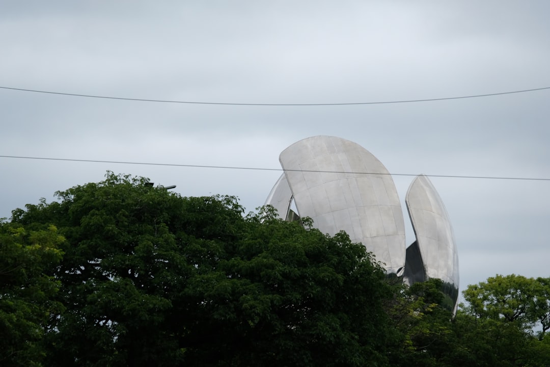 Floralis Genérica: o icônico flor de aço de Buenos Aires - Av. Pres. Figueroa Alcorta 2301 | Secret World Trip Planner