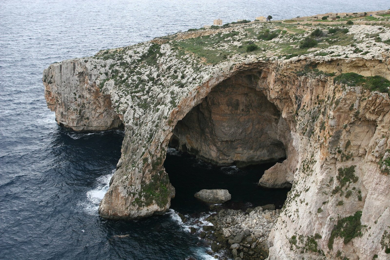 Découvrez Taħt il-Ħnejja : La magie de la Blue Grotto à Malte - Panorama | Secret World Trip Planner