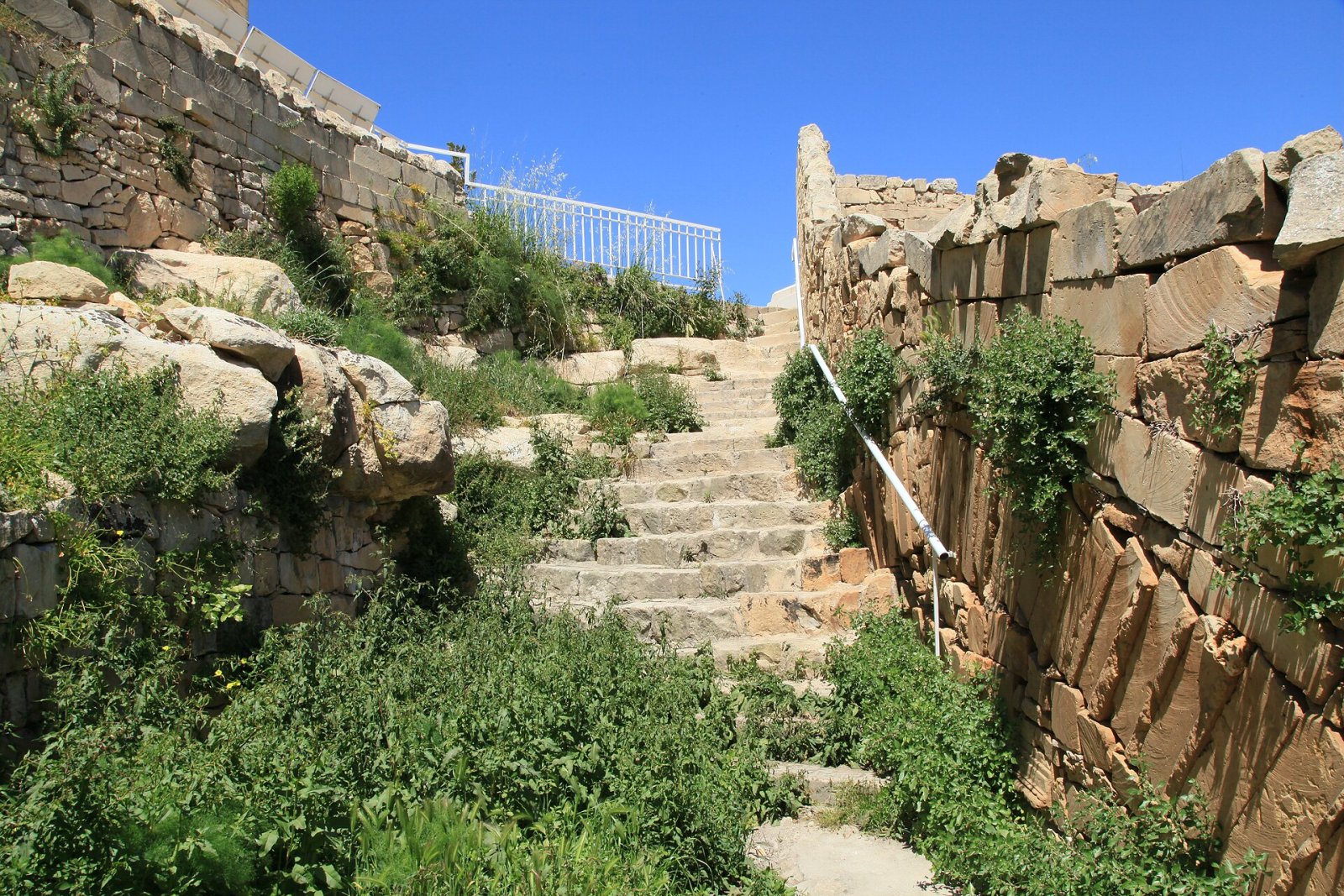 Descubra o Maqluba: Um Tesouro Natural de Malta - RFJ4+CMV | Secret World Trip Planner