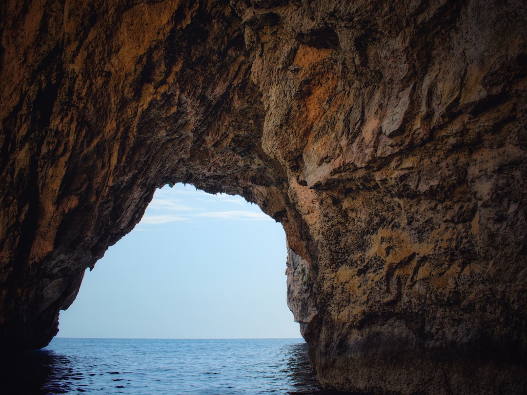 Scopri la Magia della Blue Grotto a Malta - RF93+XP3 | Secret World Trip Planner