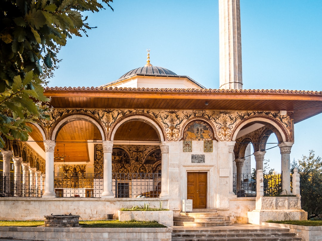 Descubra a beleza das mesquitas na Albânia - Mjedë | Secret World Trip Planner