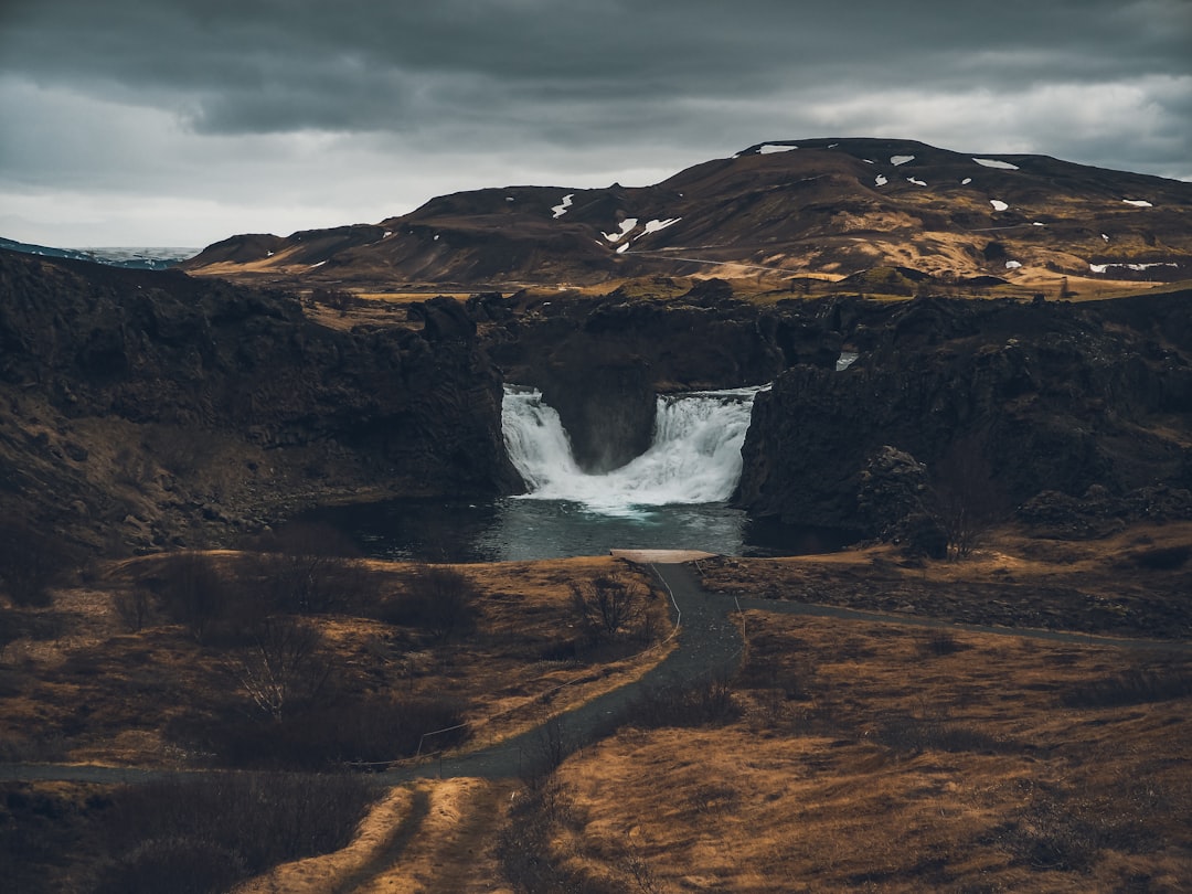 Hjálparfoss: Die Zwillingsfälle im Basalt-Amphitheater - Hjálparvegur 3361 | Secret World Trip Planner