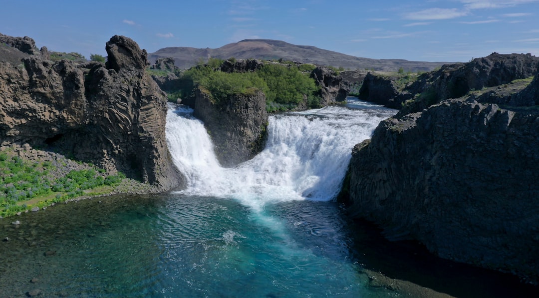 Hjálparfoss : les chutes jumelles en basalte - Hjálparvegur 3361 | Secret World Trip Planner