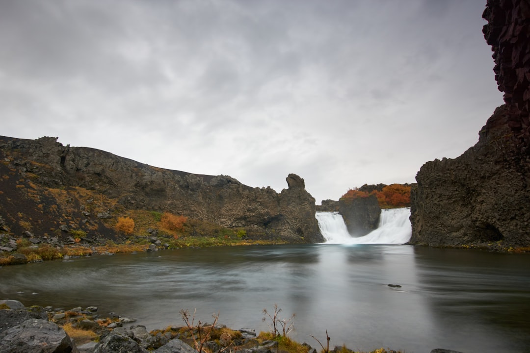 Hjálparfoss: las cascadas gemelas en el anfiteatro de basalto - Hjálparvegur 3361 | Secret World Trip Planner