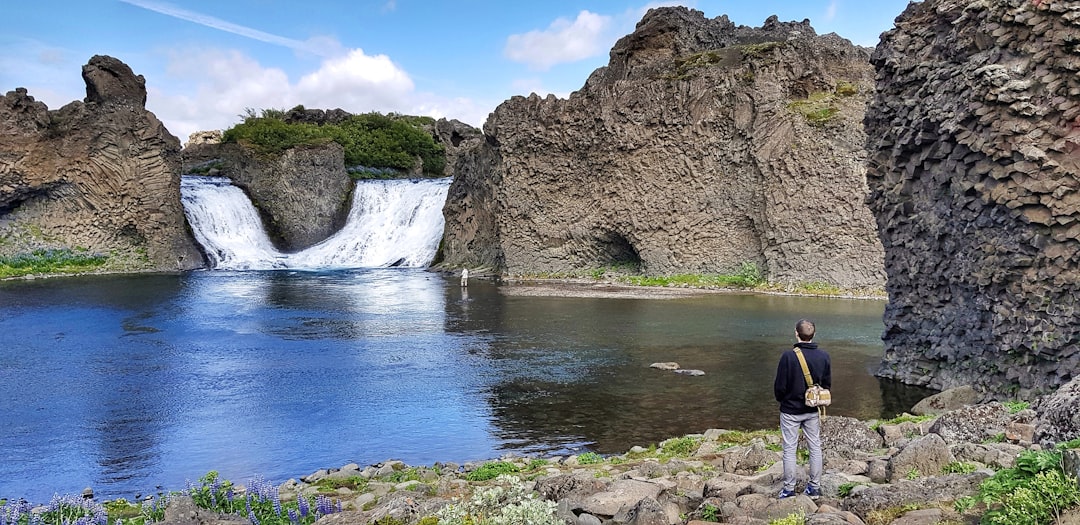 Hjálparfoss:玄武岩圆形剧场中的双瀑布 - Hjálparvegur 3361 | Secret World Trip Planner