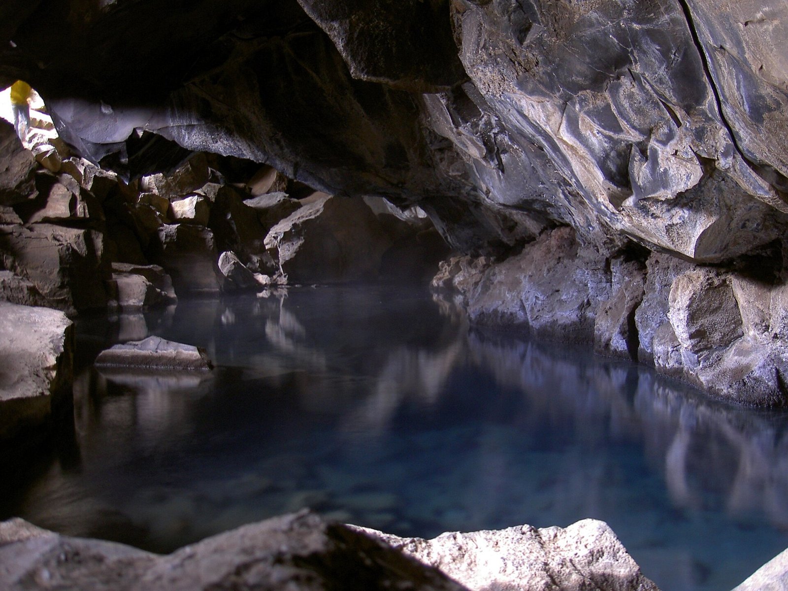Descubre Grjótagjá: la maravillosa cueva de Islandia - Road 860 | Secret World Trip Planner