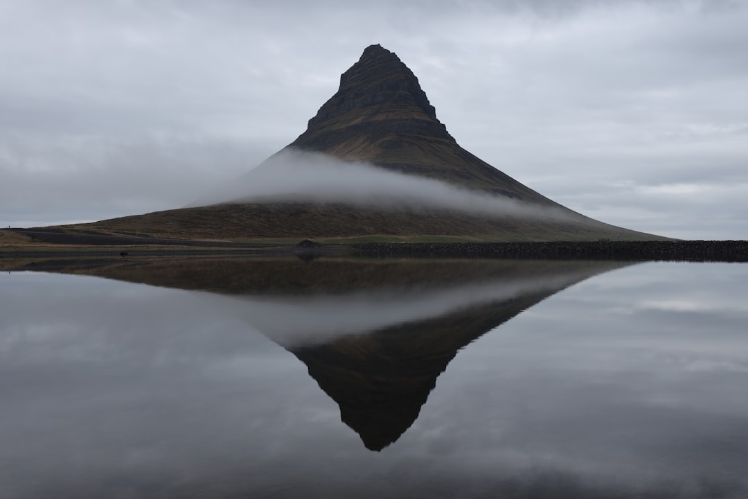 Kirkjufell: La Montagna Iconica dell'Islanda - Grundarfjörður | Secret World Trip Planner