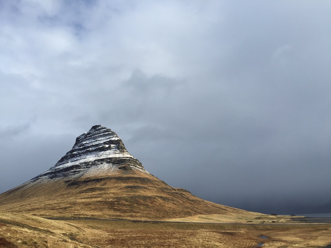 Kirkjufell: A Montanha Icônica da Islândia - Grundarfjörður | Secret World Trip Planner