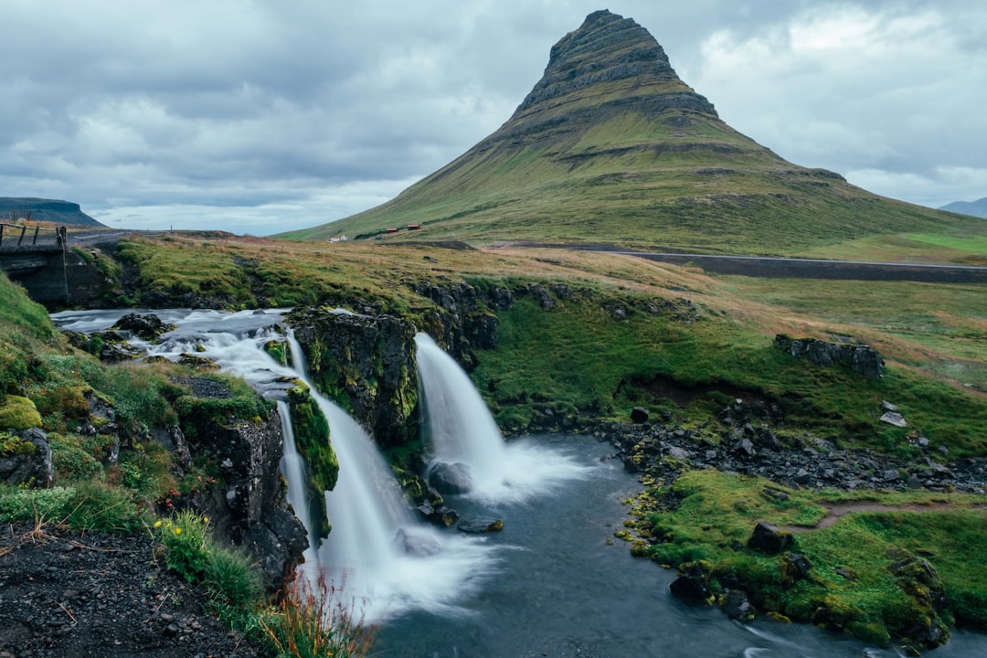 Kirkjufell: A Montanha Icônica da Islândia - Grundarfjörður | Secret World Trip Planner