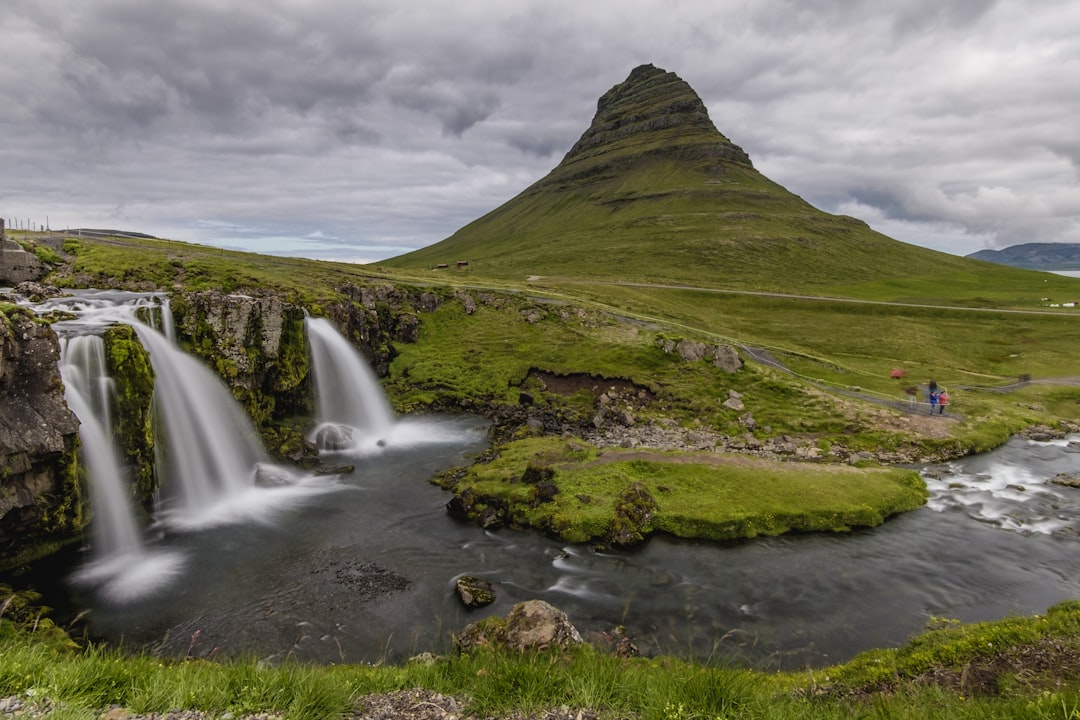Kirkjufell: Иконическая гора Исландии - Grundarfjörður | Secret World Trip Planner