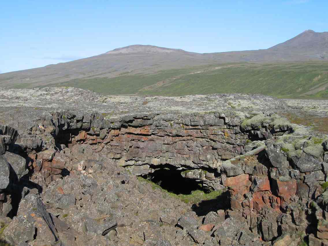 Explorando Víðgelmir: A Majestosa Caverna de Lava da Islândia — Húsafell