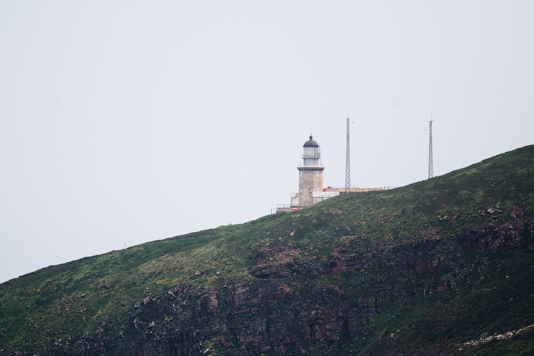 Strumble Head Lighthouse: faro tra delfini e scogliere - Pencaer | Secret World Trip Planner