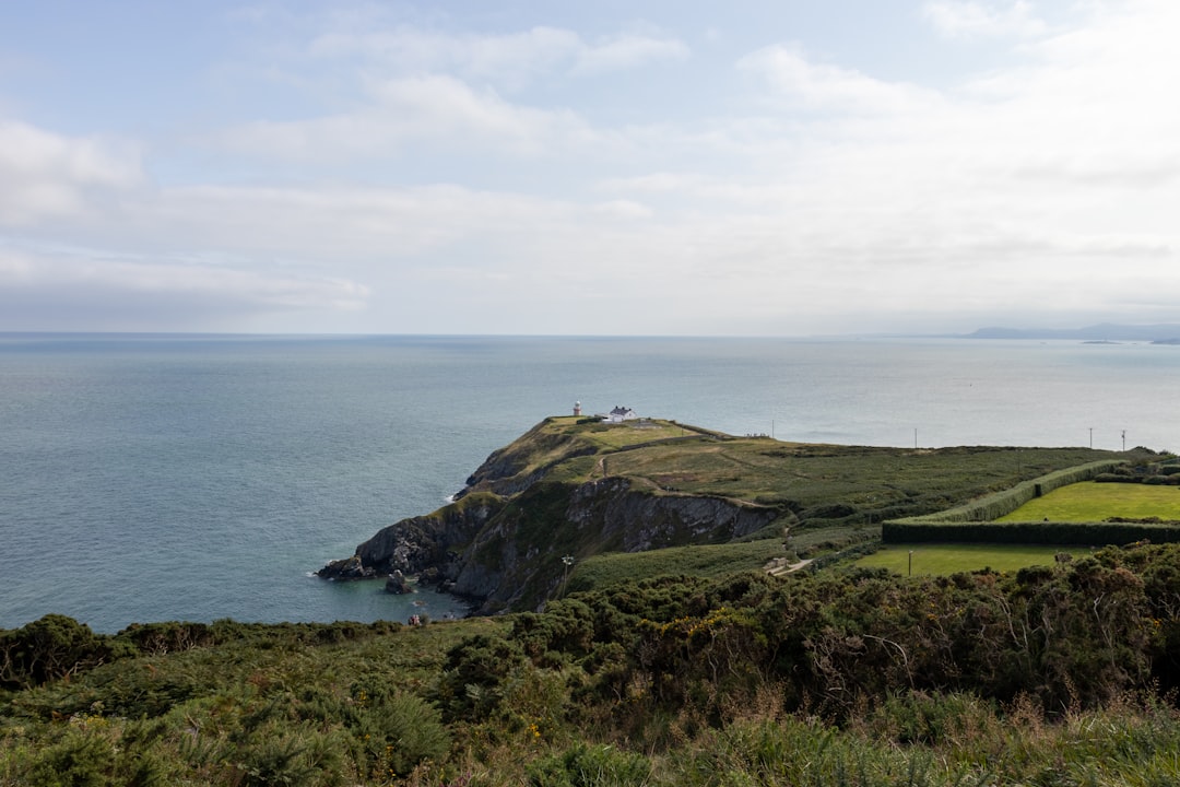 Strumble Head Lighthouse: faro tra delfini e scogliere - Pencaer | Secret World Trip Planner