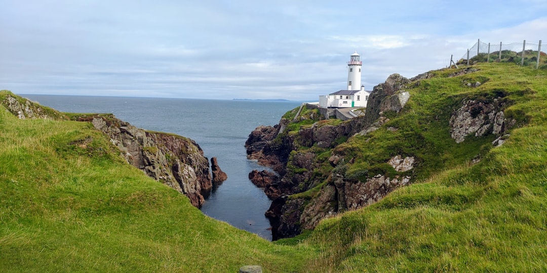 Farol de Strumble Head: entre golfinhos e falésias - Pencaer | Secret World Trip Planner