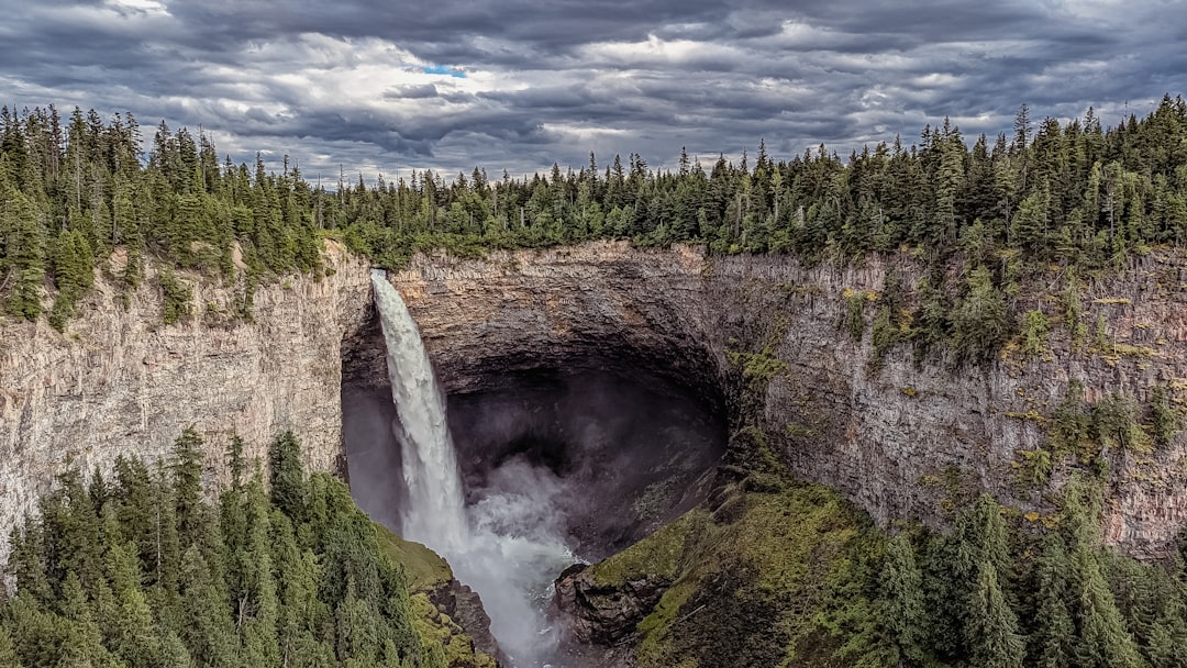 トンプソンフォールズ:モンタナのクラークフォークの滝 - Thompson Falls | Secret World Trip Planner