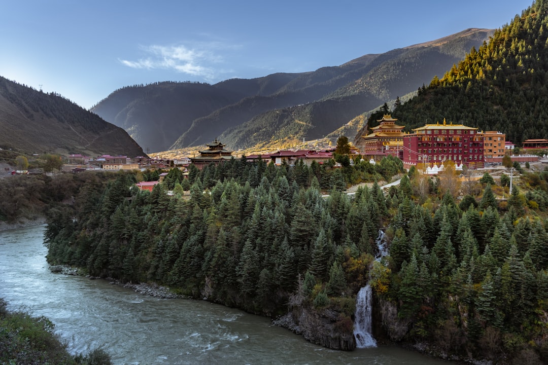 Vini d'alta quota a Shangri-La: tra vigneti e Himalaya - Diqing Tibetan Autonomous Prefecture | Secret World Trip Planner