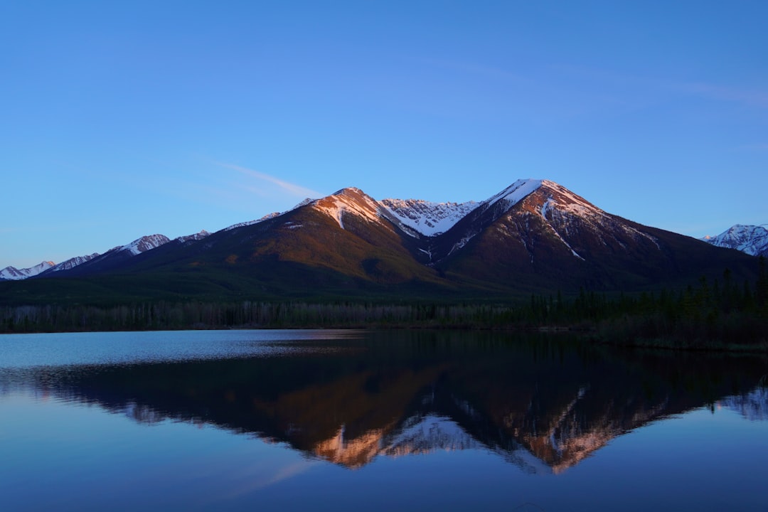 バーミリオン湖：ロッキー山脈の美しい水面 - Banff | Secret World Trip Planner