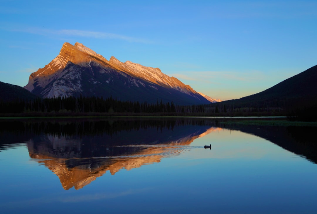 朱红湖：落基山脚下的水面奇观 - Banff | Secret World Trip Planner