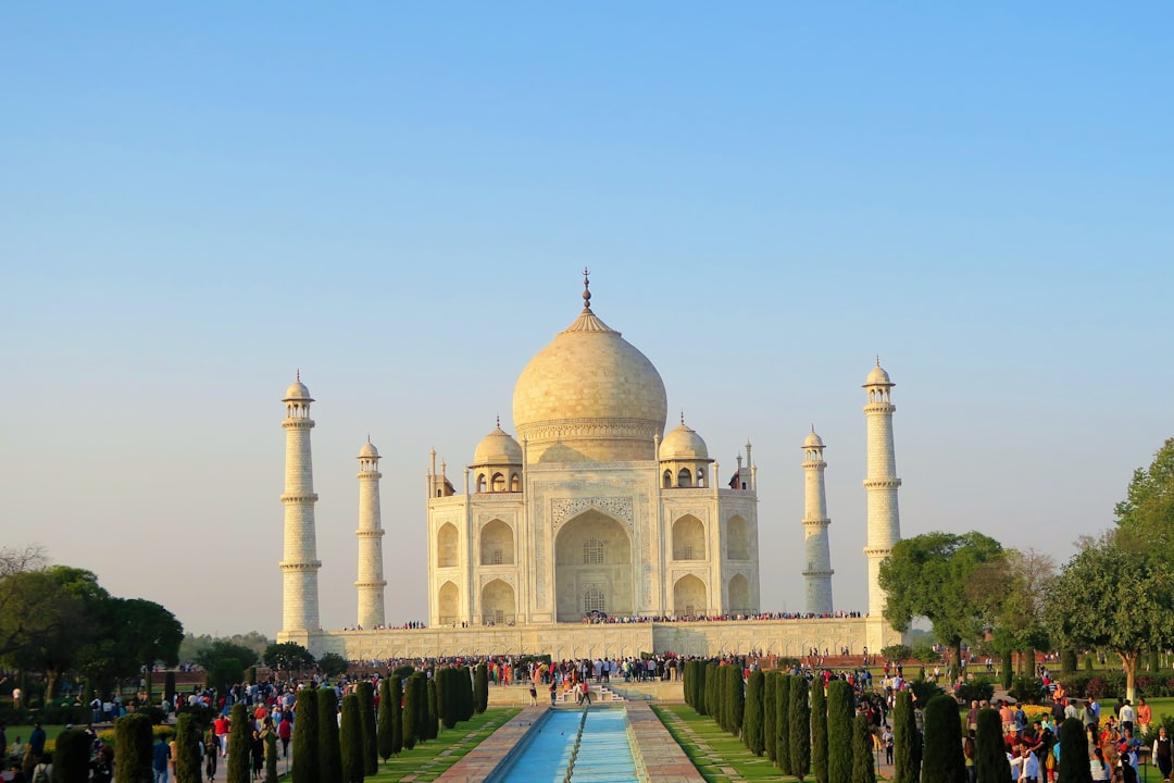 タージ・マハルの朝焼け：ヤムナ川の光と色 - Agra | Secret World Trip Planner