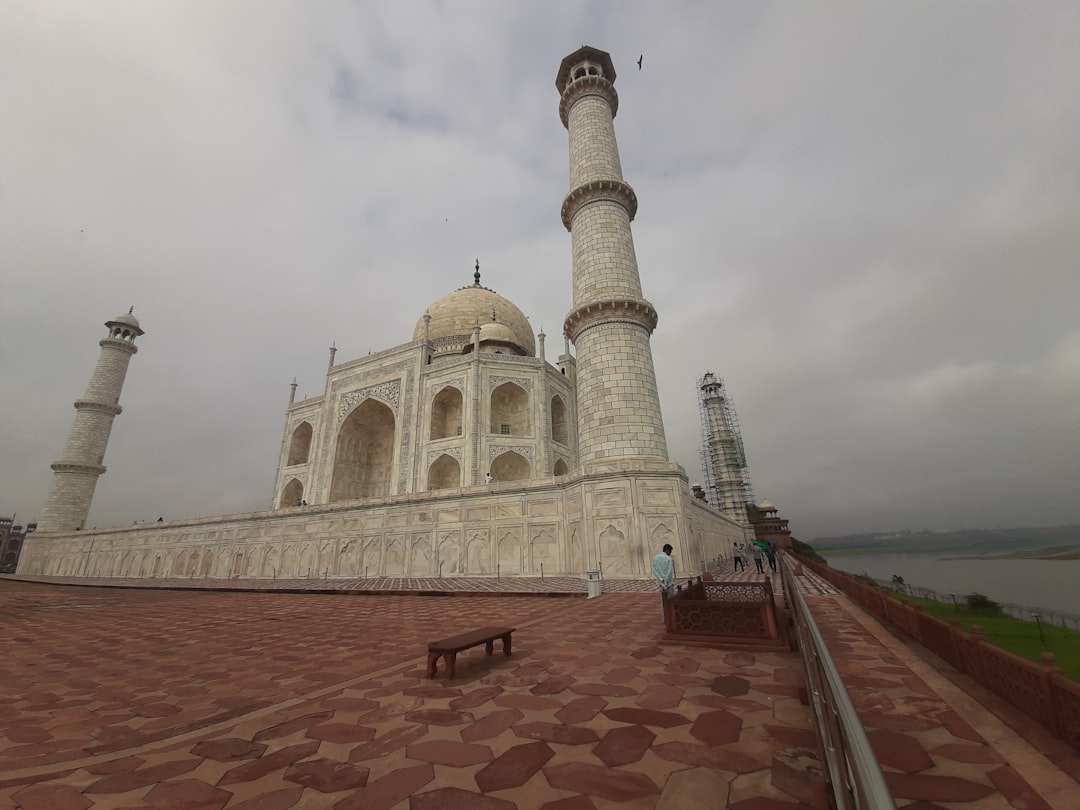 清晨的泰姬陵：雅穆纳河上的光影与色彩 - Agra | Secret World Trip Planner