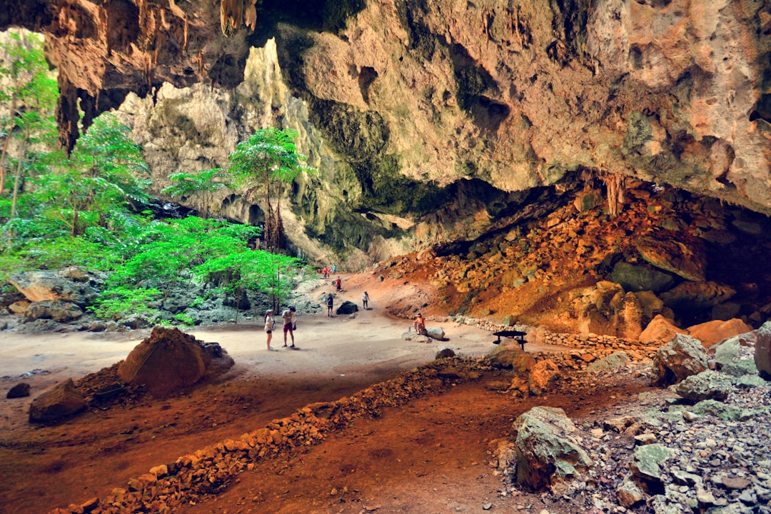 Explore a Magia da Phra Nang Nai Cave na Tailândia - Mueang Krabi District | Secret World Trip Planner