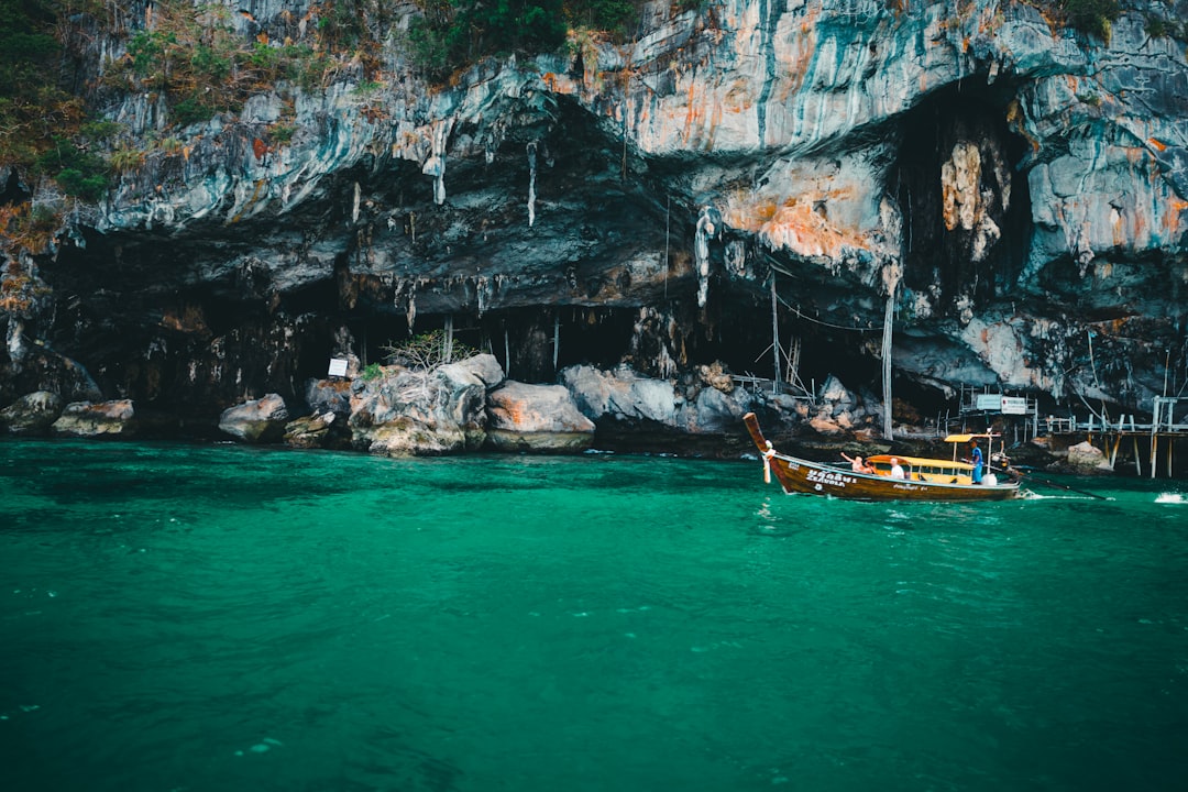 タイのプラナンナイ洞窟の魔法を探る - Mueang Krabi District | Secret World Trip Planner