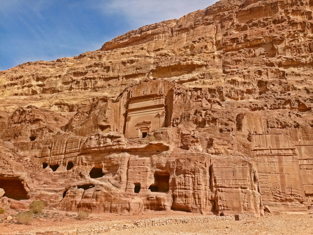 Entdecken Sie Jibal Khushaym Matruk: ein Naturjuwel in Jordanien | Secret World Trip Planner