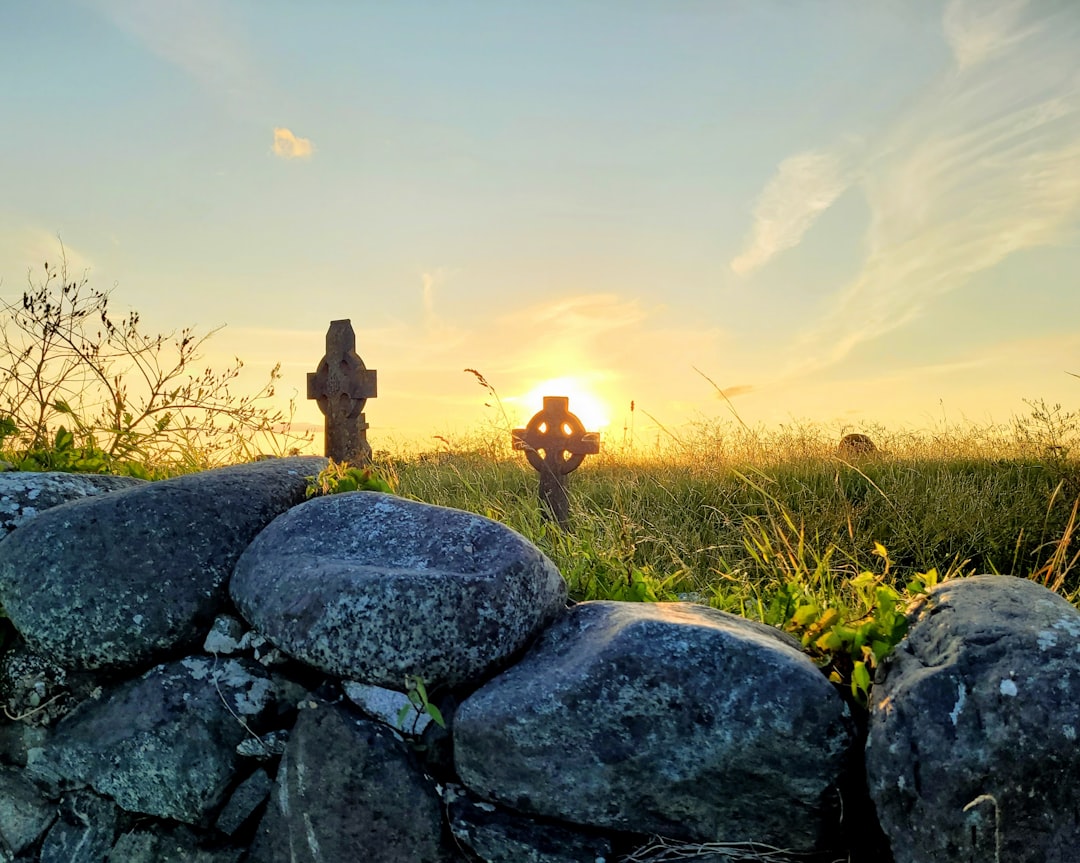 Découvrir le Charme de la Croix Celtique en Irlande - Dublin | Secret World Trip Planner
