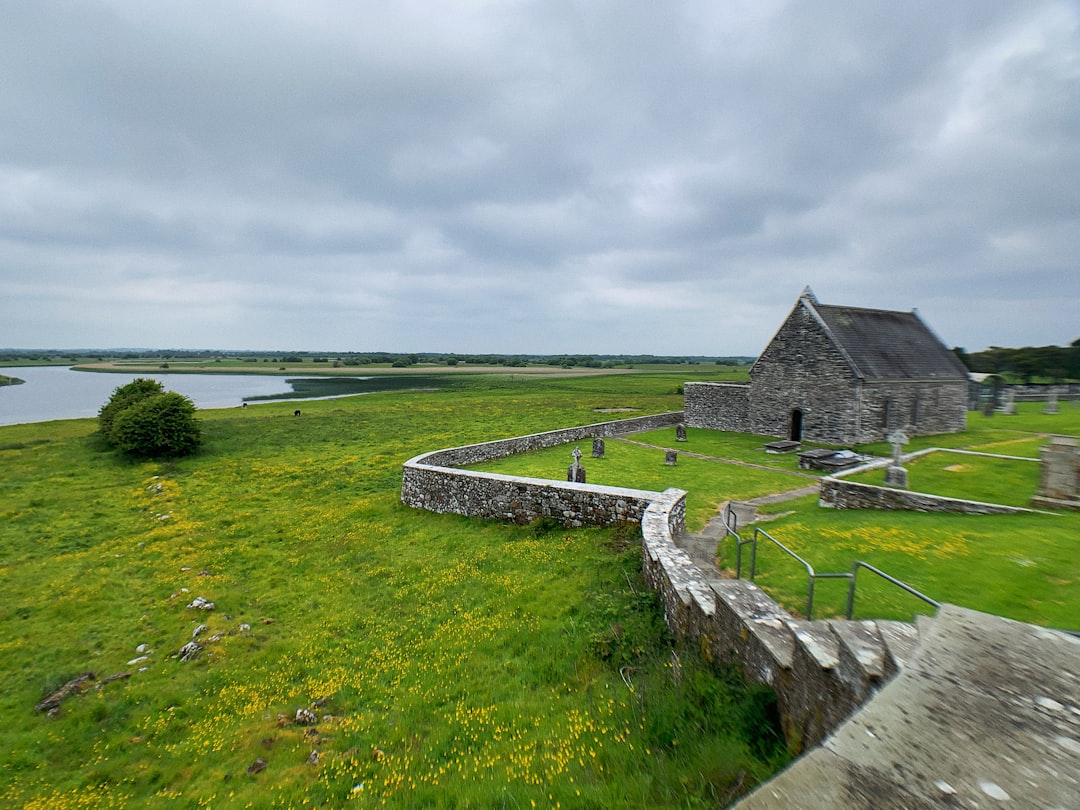 Descubra a Old Church na Irlanda: história e charme atemporal - Cobh | Secret World Trip Planner