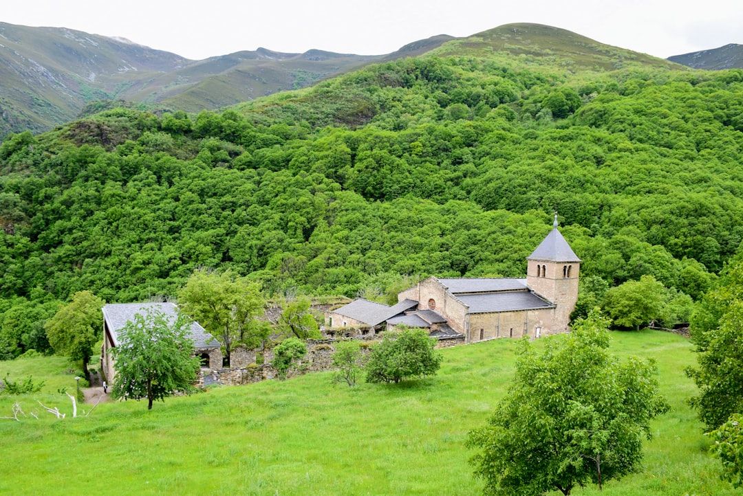 Monastère de Geghard : pierre, silence et foi en Arménie - 4RR9+74 | Secret World Trip Planner