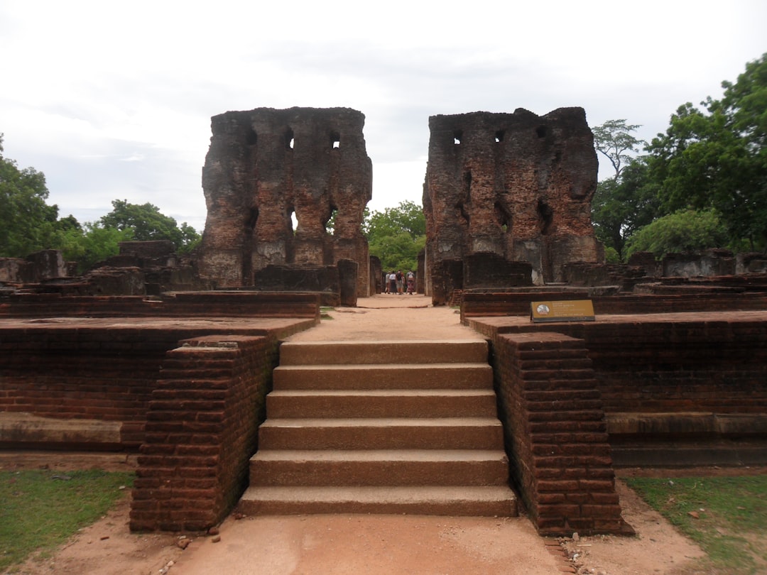 Explorando o Palácio Real no Sri Lanka: história e belezas - Polonnaruwa | Secret World Trip Planner