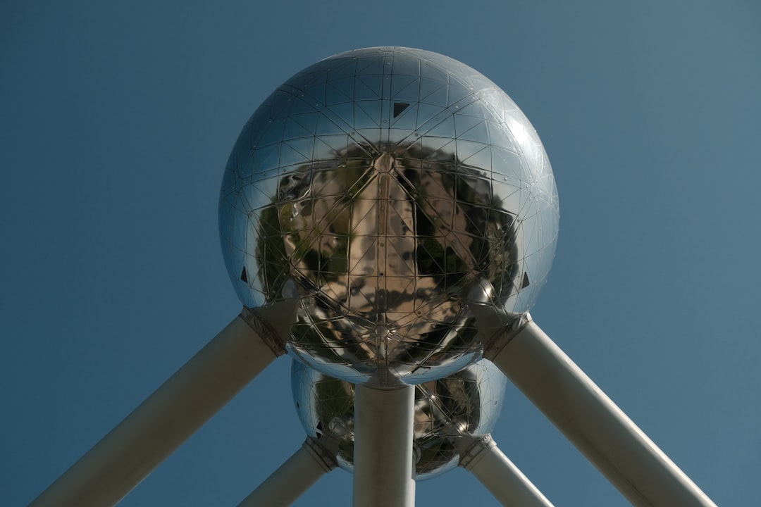 ブリュッセルのアトミウム：完全訪問ガイド - Pl. de l'Atomium 1 | Secret World Trip Planner