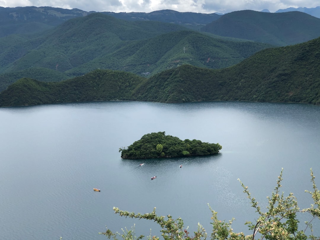 Phewa Lake, Pokhara: A Reflection of Annapurna - Lago Phewa | Secret World Trip Planner