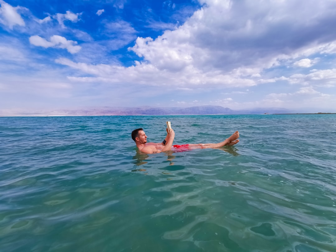 La Mer Morte à Ein Bokek : flotter à 430 mètres sous le niveau de la mer - ריזורט וספא | Secret World Trip Planner
