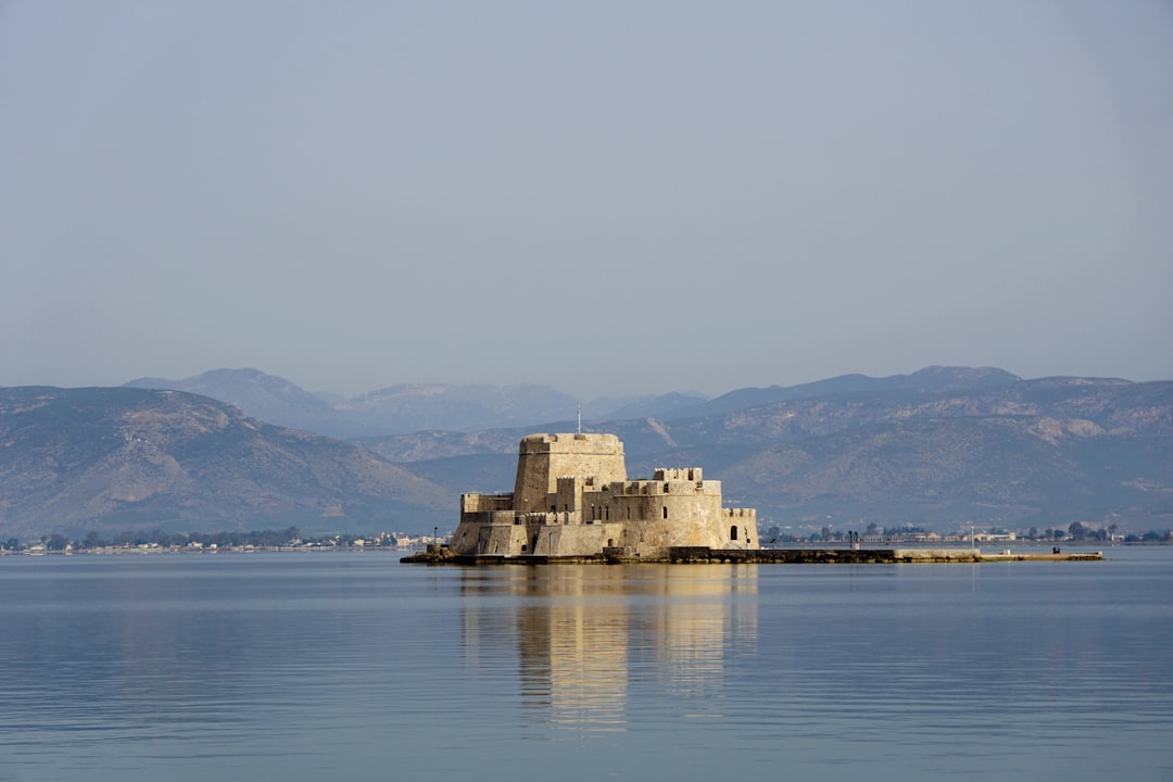 Открытие замка Ламброс: история и красота в Греции - C949+Q5 Tilos | Secret World Trip Planner