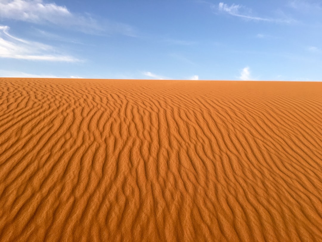 エルグ・シェビ：メルズーガのオレンジの砂丘と星空 - desert | Secret World Trip Planner