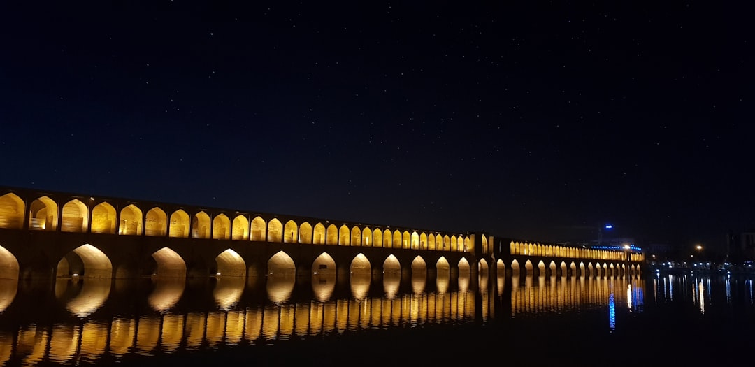 Si-o-se Pol: a ponte dos 33 arcos de Esfahan - Esfahan | Secret World Trip Planner
