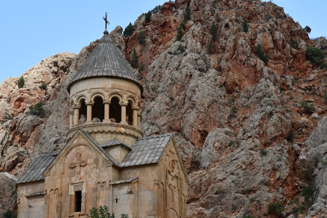 ノラヴァンク:赤い岩の渓谷にあるアルメニアの修道院 - Noravank Monastery Rd | Secret World Trip Planner