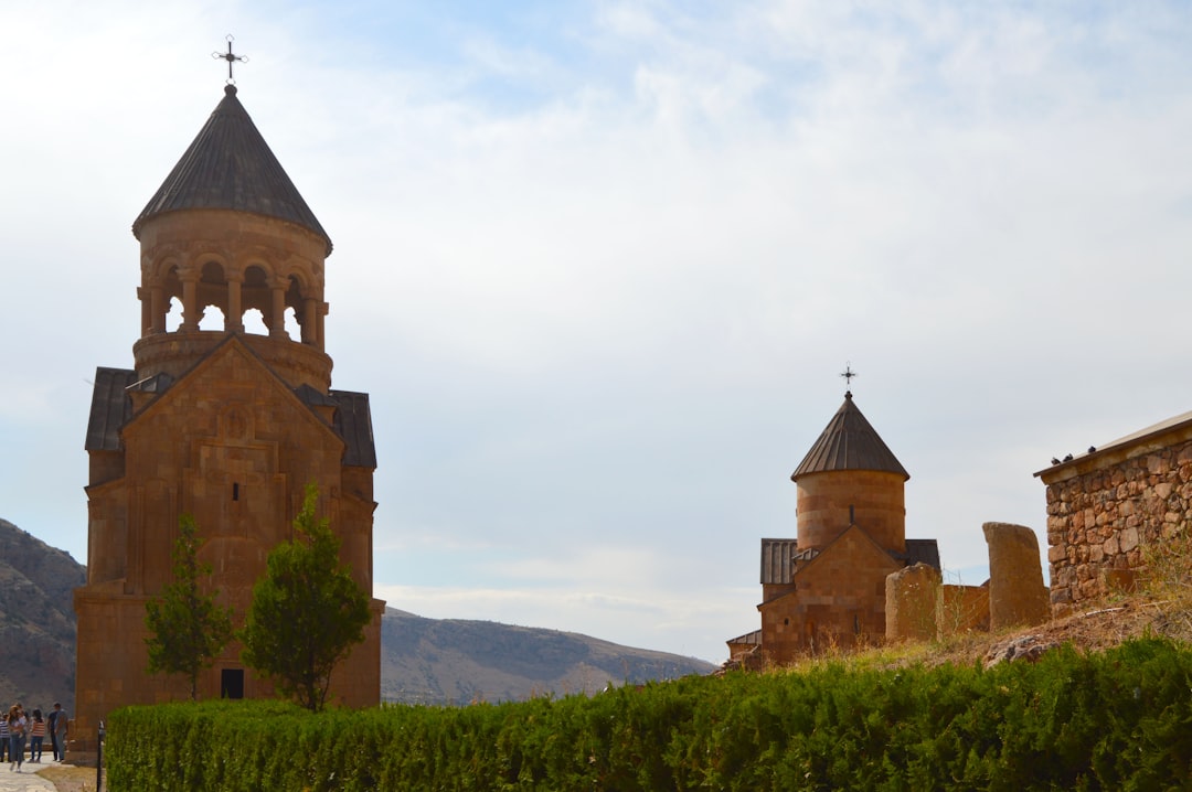 ノラヴァンク:赤い岩の渓谷にあるアルメニアの修道院 - Noravank Monastery Rd | Secret World Trip Planner