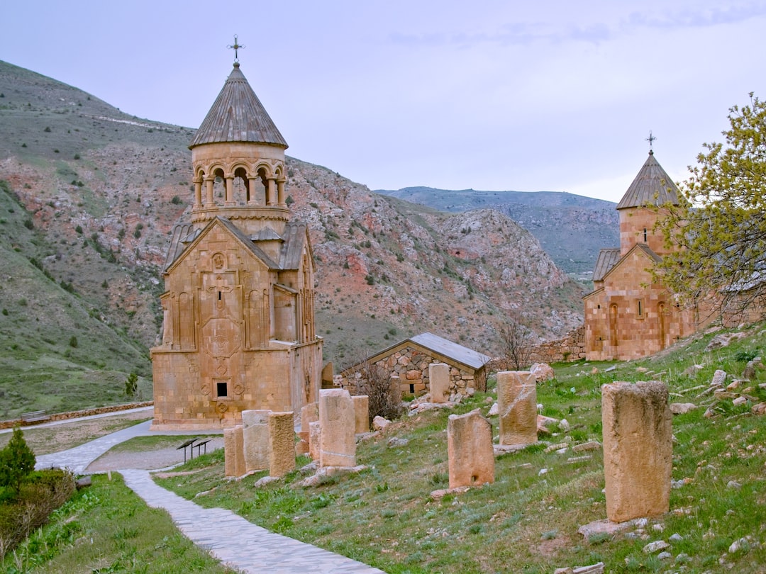 ノラヴァンク:赤い岩の渓谷にあるアルメニアの修道院 - Noravank Monastery Rd | Secret World Trip Planner