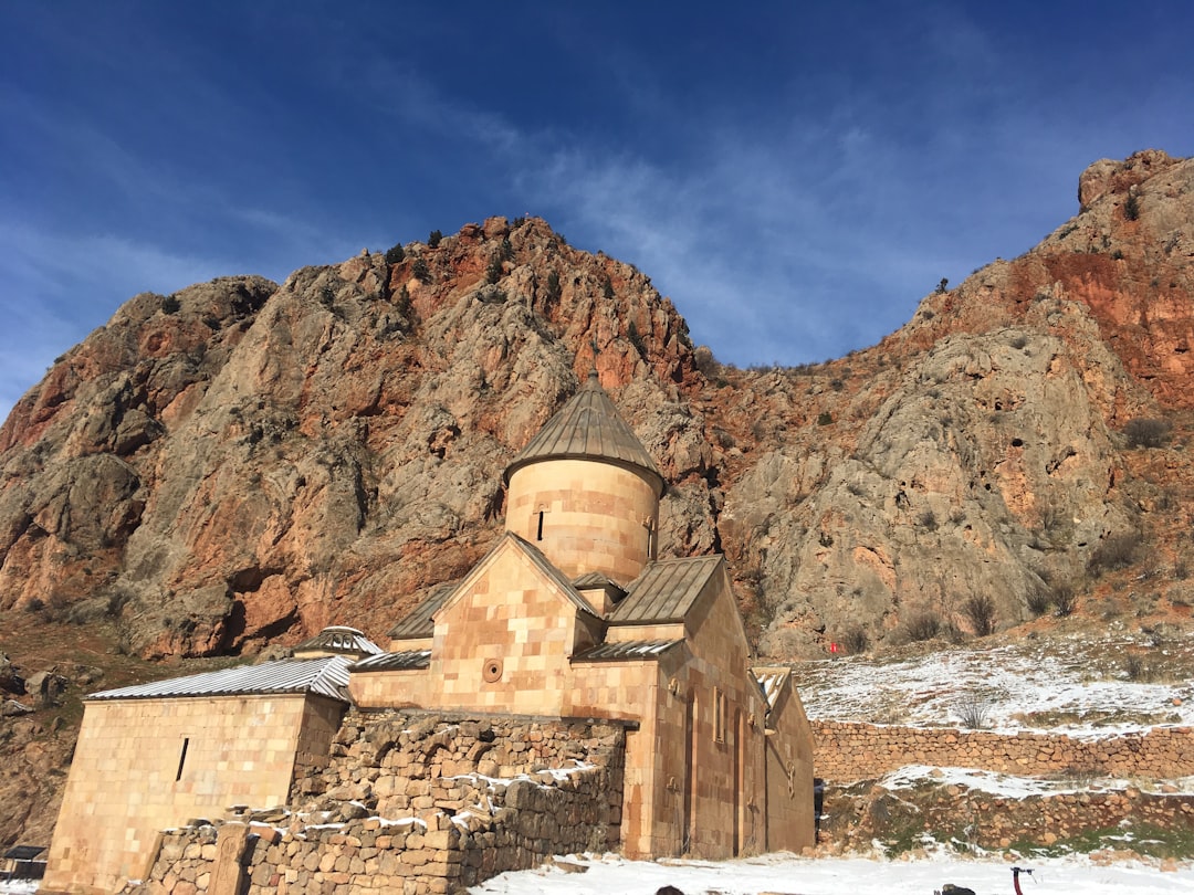 ノラヴァンク:赤い岩の渓谷にあるアルメニアの修道院 - Noravank Monastery Rd | Secret World Trip Planner