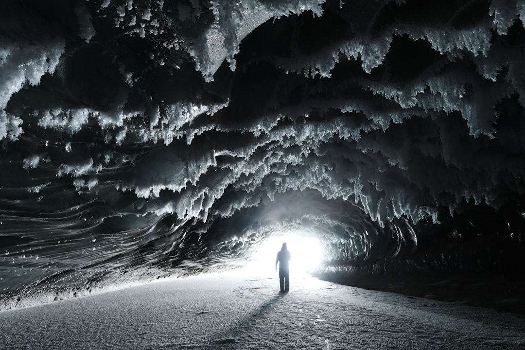 Grotta de Gelo Narusawa: No Coração do Fuji - Minamitsuru District | Secret World Trip Planner