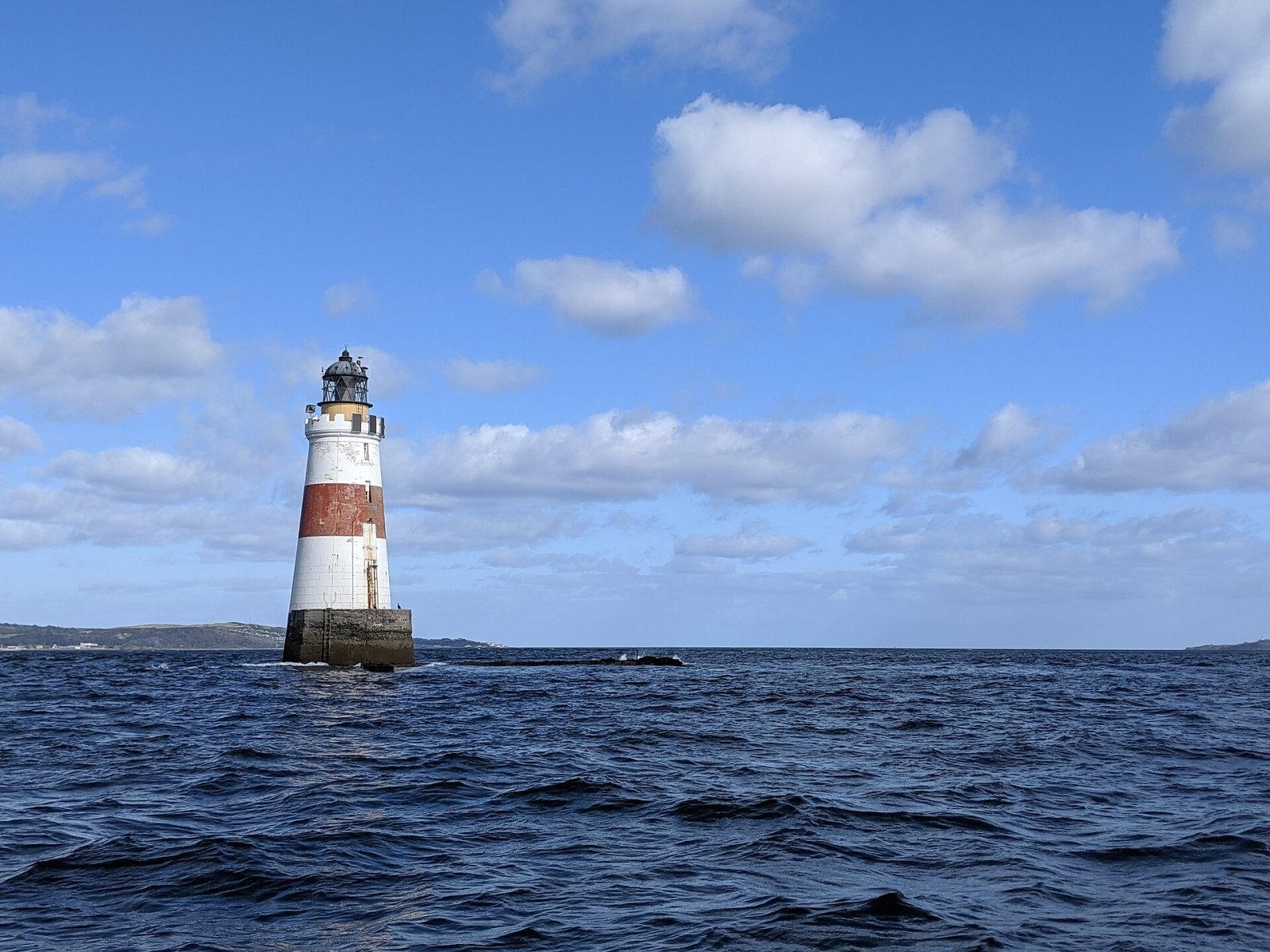 Descubre el Faro de Oxcars: un tesoro de Escocia - 2PF9+2V Burntisland | Secret World Trip Planner