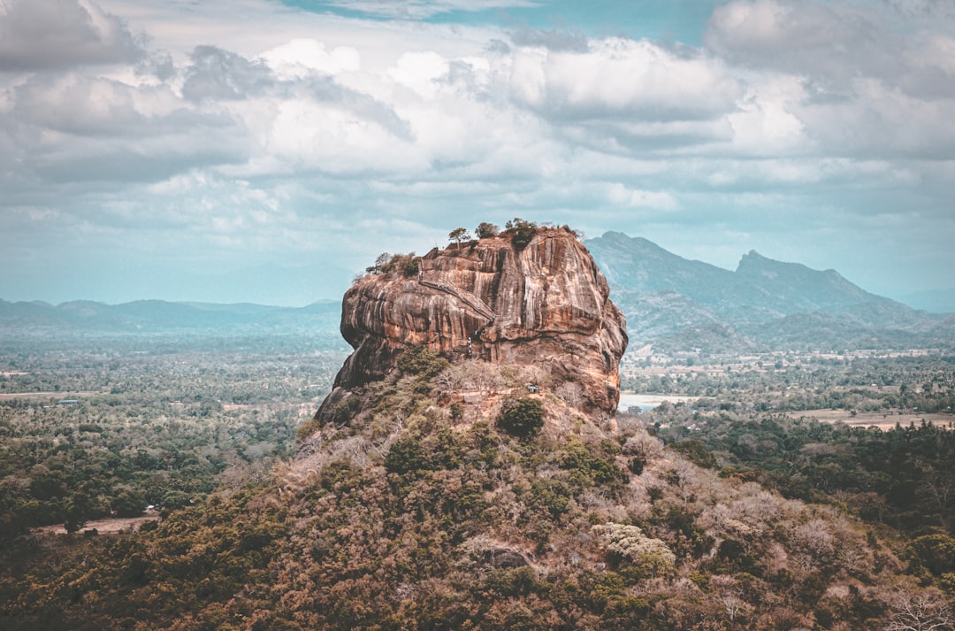 ライオンロックを発見：スリランカの自然の宝 — Sigiriya