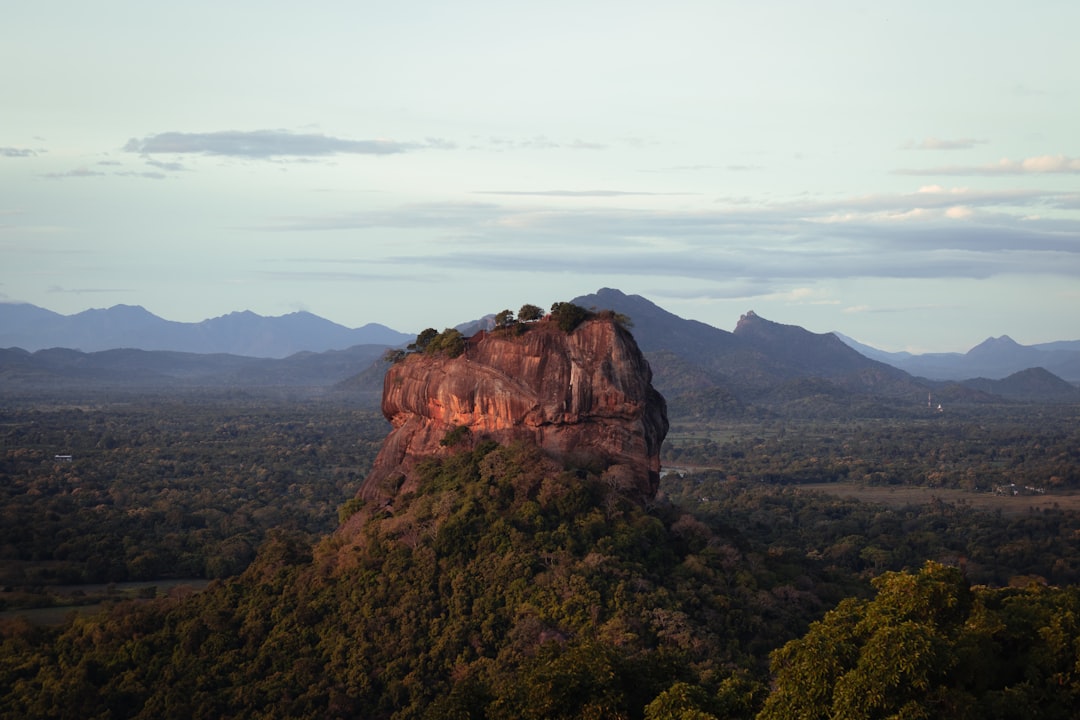 ライオンロックを発見：スリランカの自然の宝 - Sigiriya | Secret World Trip Planner