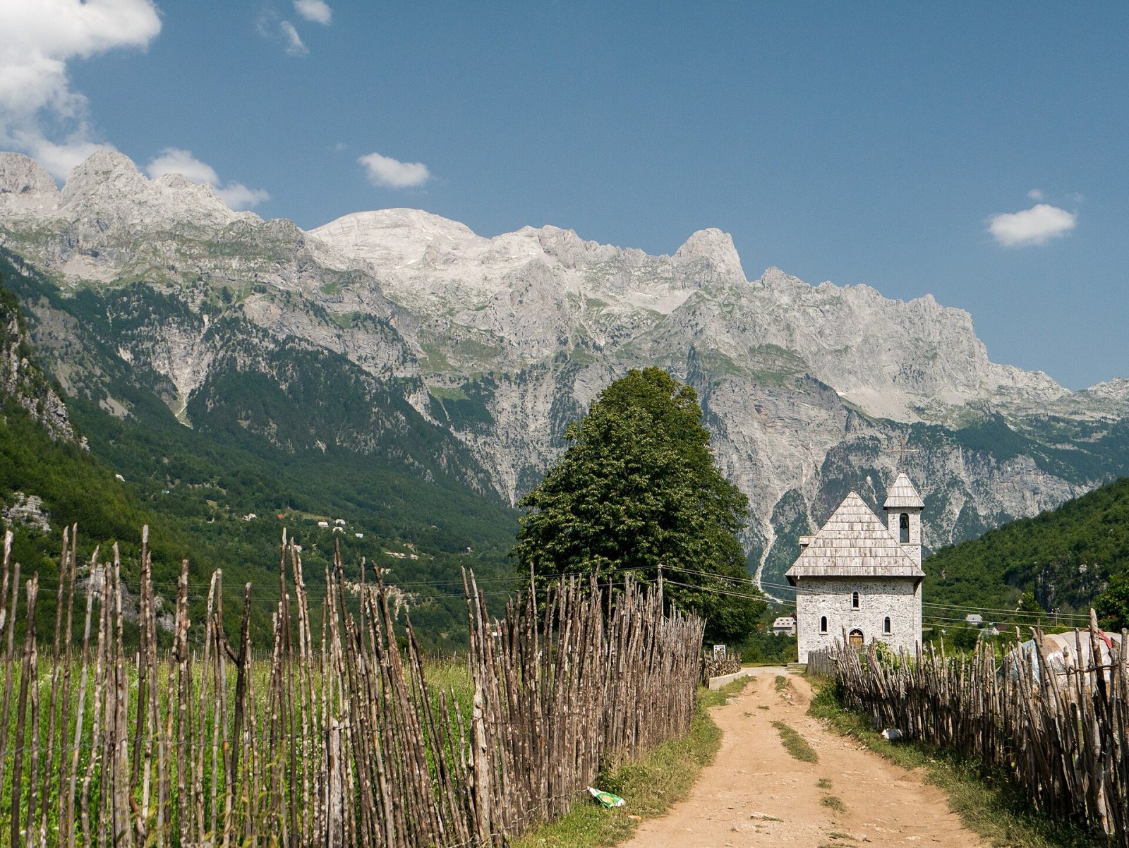 Maja und Radohimës: Ein Verstecktes Paradies in den Albanischen Alpen - Nikç | Secret World Trip Planner