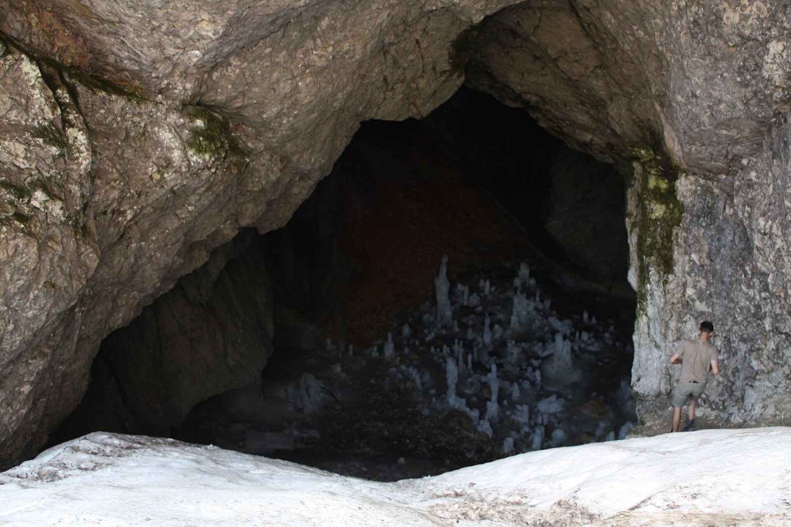 Descubra as fascinantes Ice Cave do Montenegro - Bosača | Secret World Trip Planner