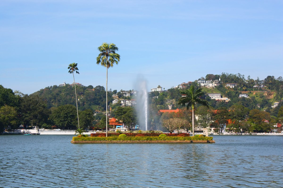 El sendero del Lago Kandy: templos y historia colonial - lago Kandy | Secret World Trip Planner