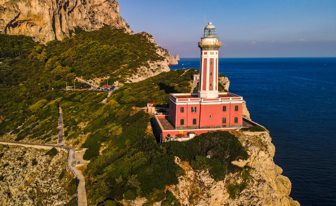 カポ・ムッロ・ディ・ポルコの灯台：シチリアの光 - Str. Capo Murro di Porco | Secret World Trip Planner